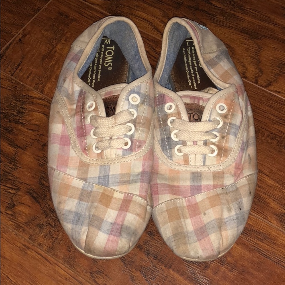 Toms checkered tennis shoes